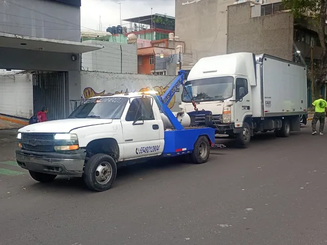 Grúa de arrastre remolcando un camión de caja seca