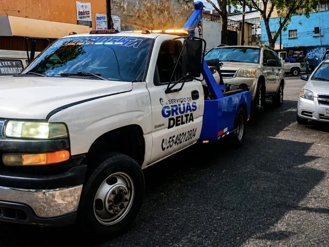 Grúa de Grúas Delta remolcando una camioneta en una calle de la Ciudad de México